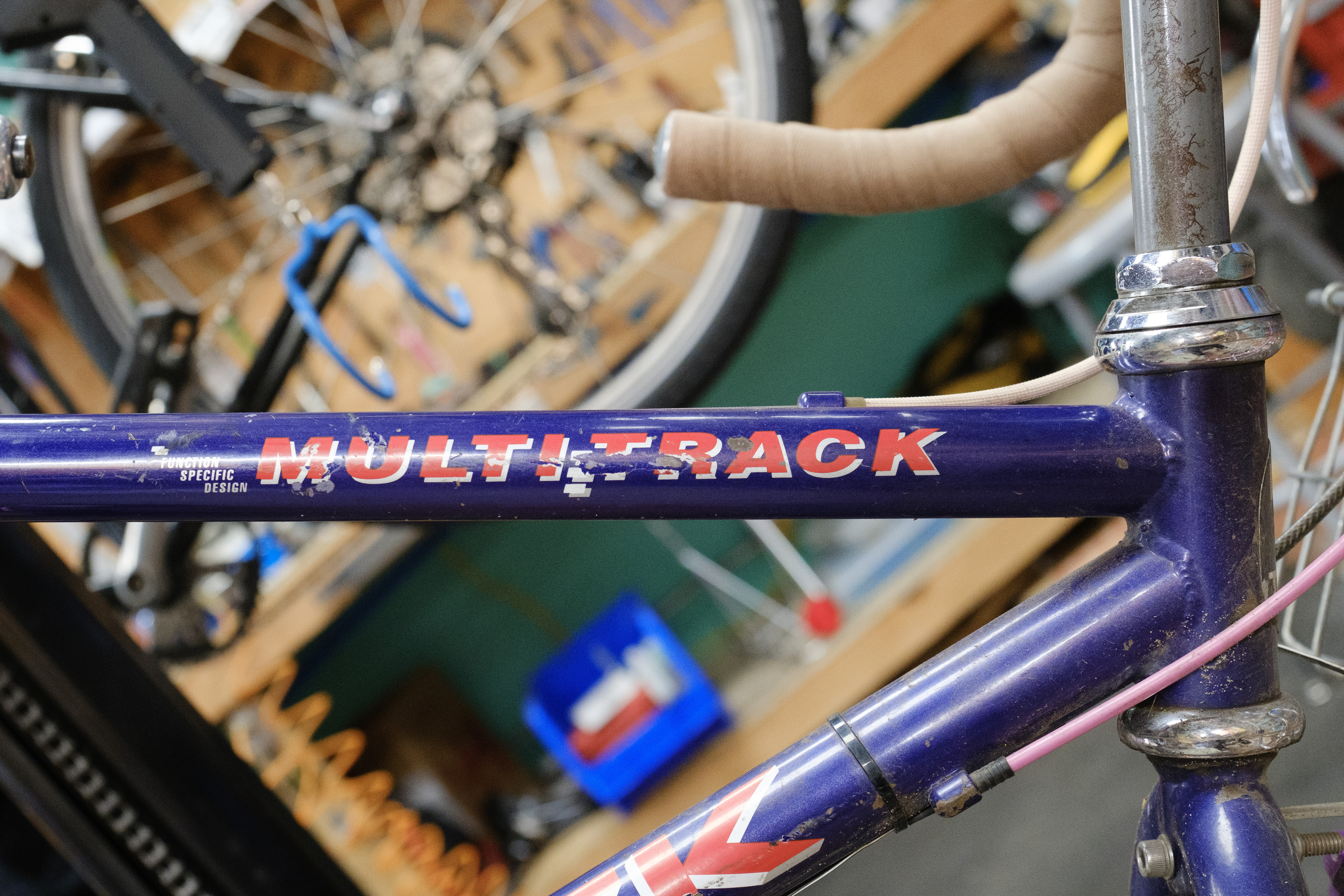 The purple top tube of a 1992 Trek. It reads 'Function Specific Design' MULTITRACK'