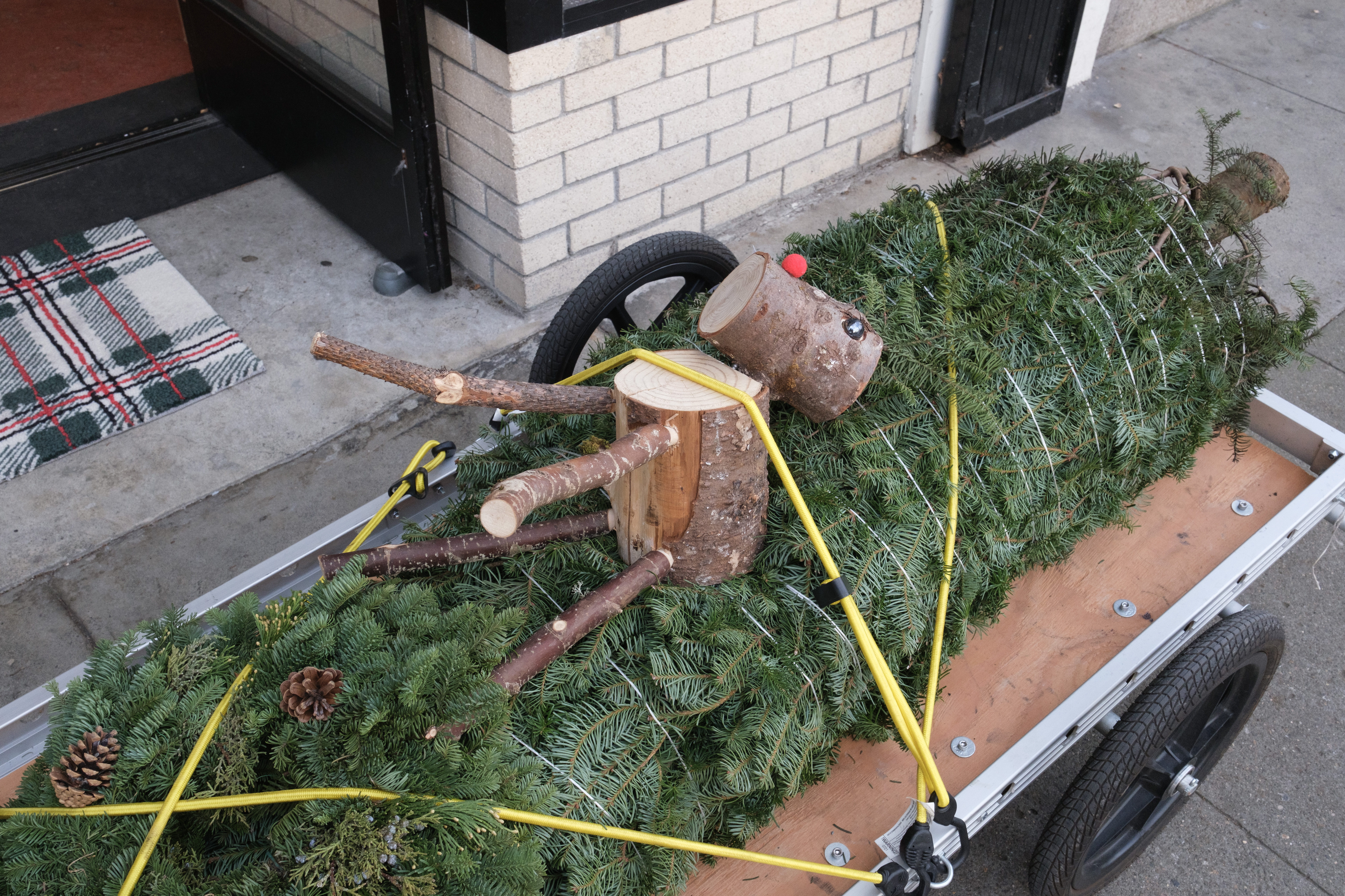 A close-up of the reindeer on top of the Christmas tree on the 6 foot trailer