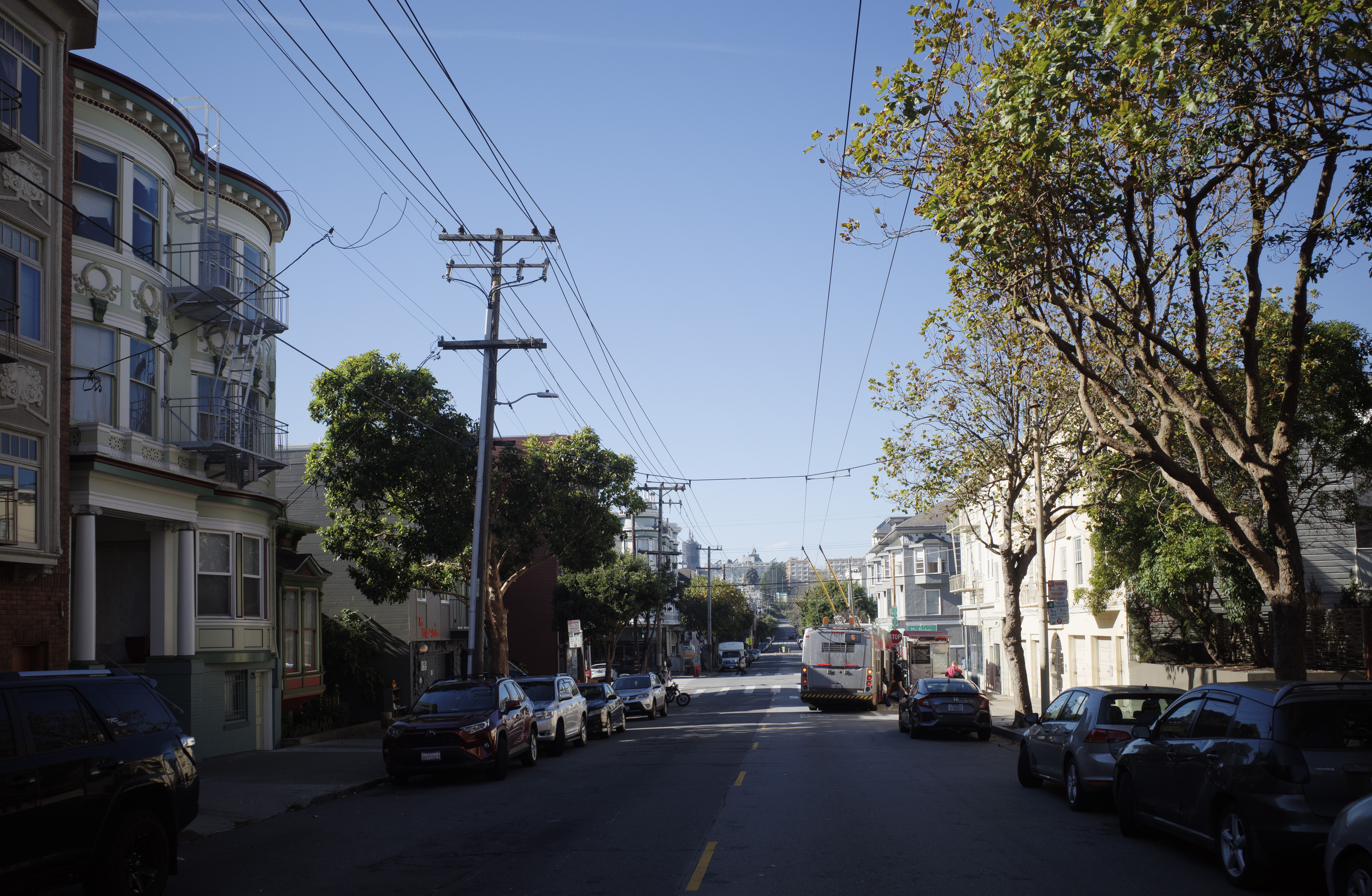 A view down Fulton St with the 5 Fulton trolley bus coming up to an intersection